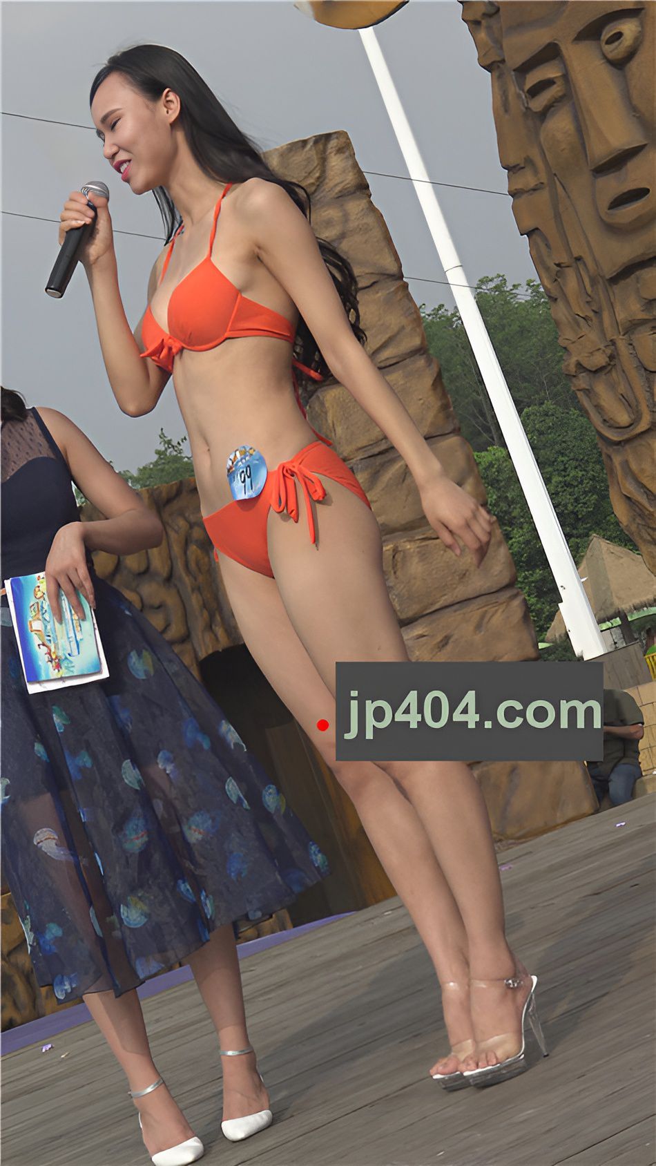 桔色比基尼大胸高校美女模特[1.04G/MP4]