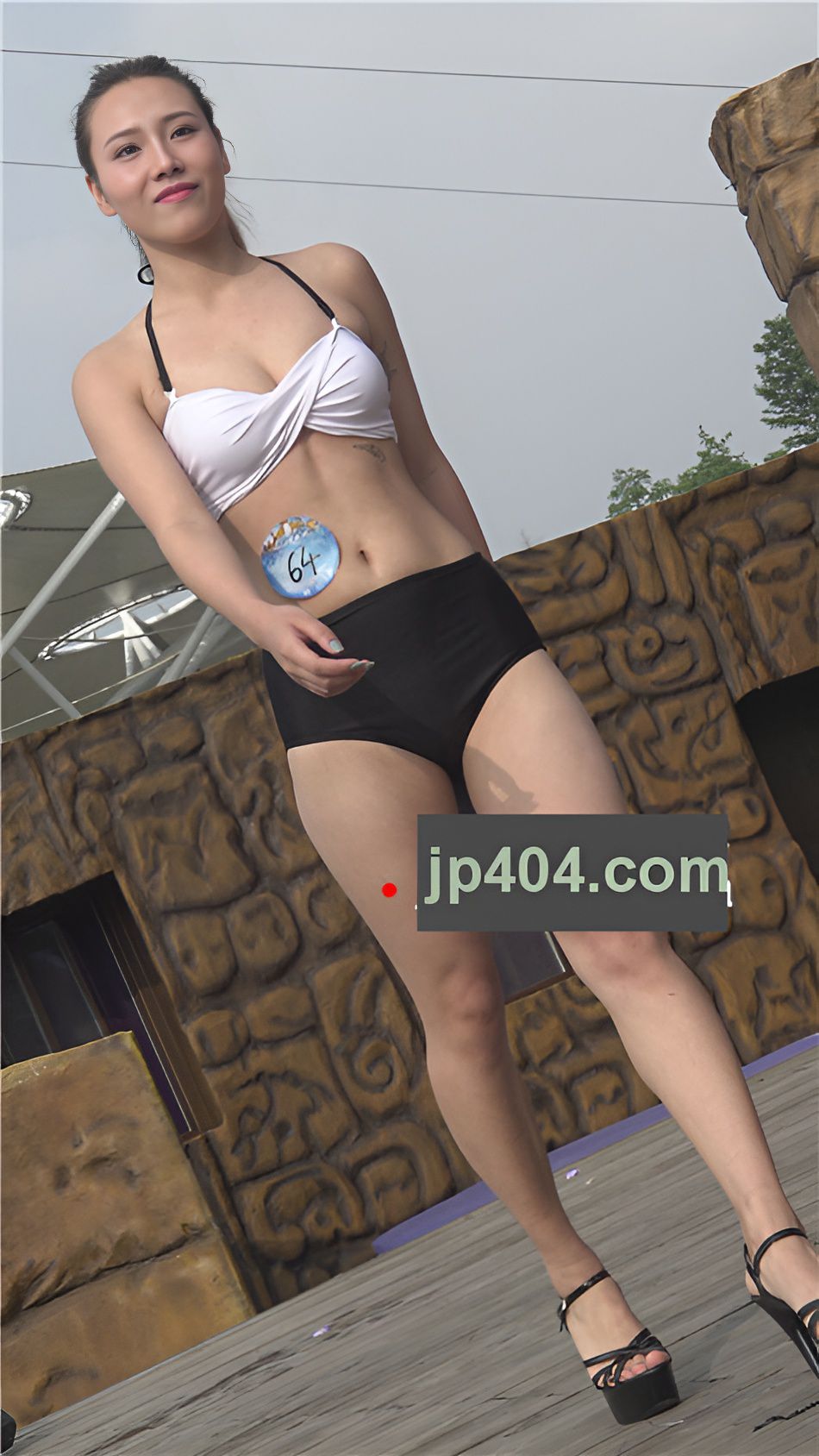 黑和白比基尼高挑高校美女[340M/MP4]