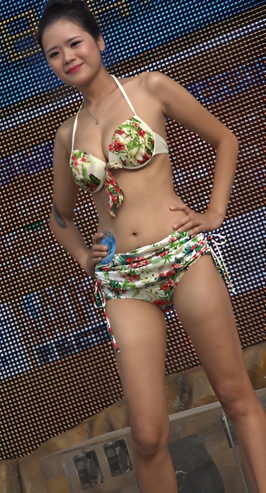 两个漂亮泳装美女[1.04G/MP4]