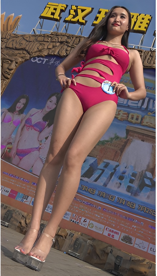 漂亮的红色比基尼长腿美女[1.31G/MP4]