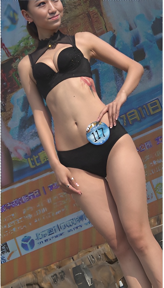 高校泳装秀身材苗条的黑色泳装美女[1.18G/MP4]