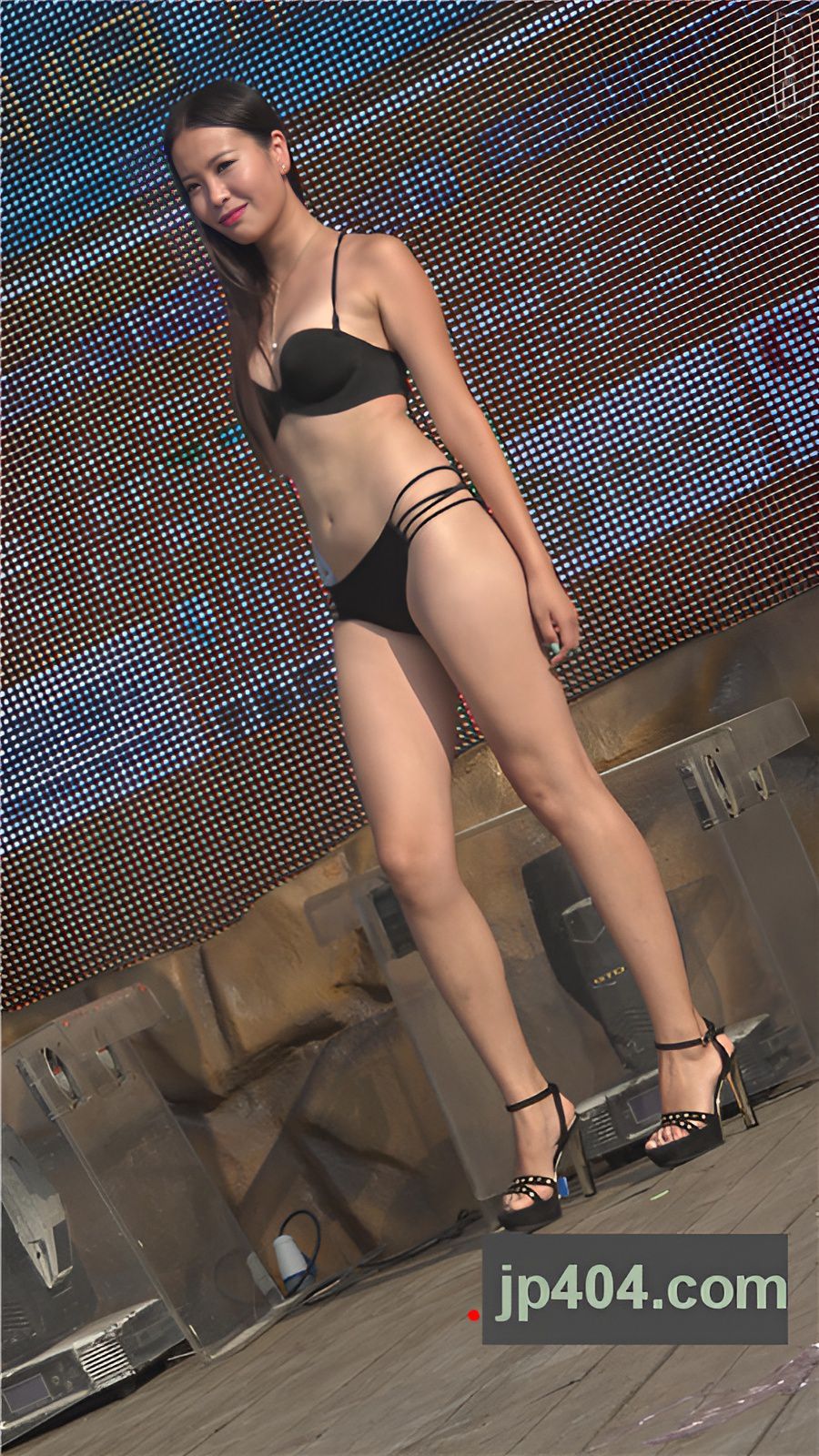 高校泳装秀黑色比基尼美女[492M/MP4]