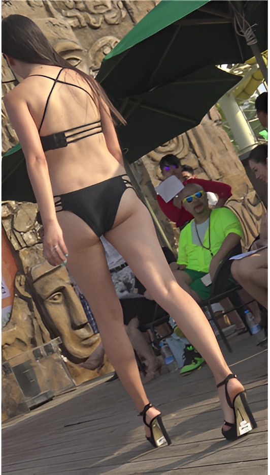 高校泳装秀黑色比基尼美女[492M/MP4]