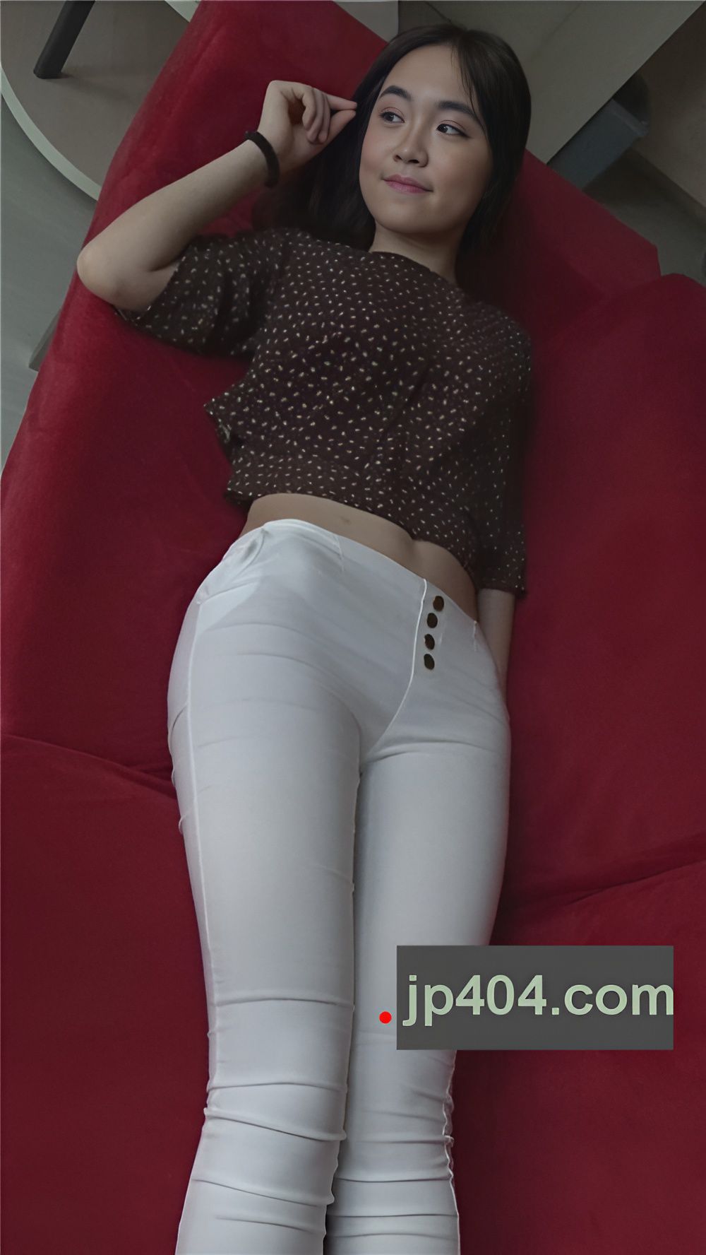 漂亮的白色紧身裤小姐姐[5.06G/MP4]