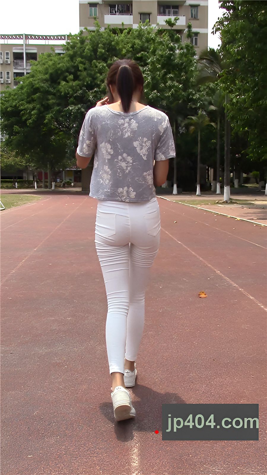 模拍漂亮的清纯白裤美女[1.07G/MP4]