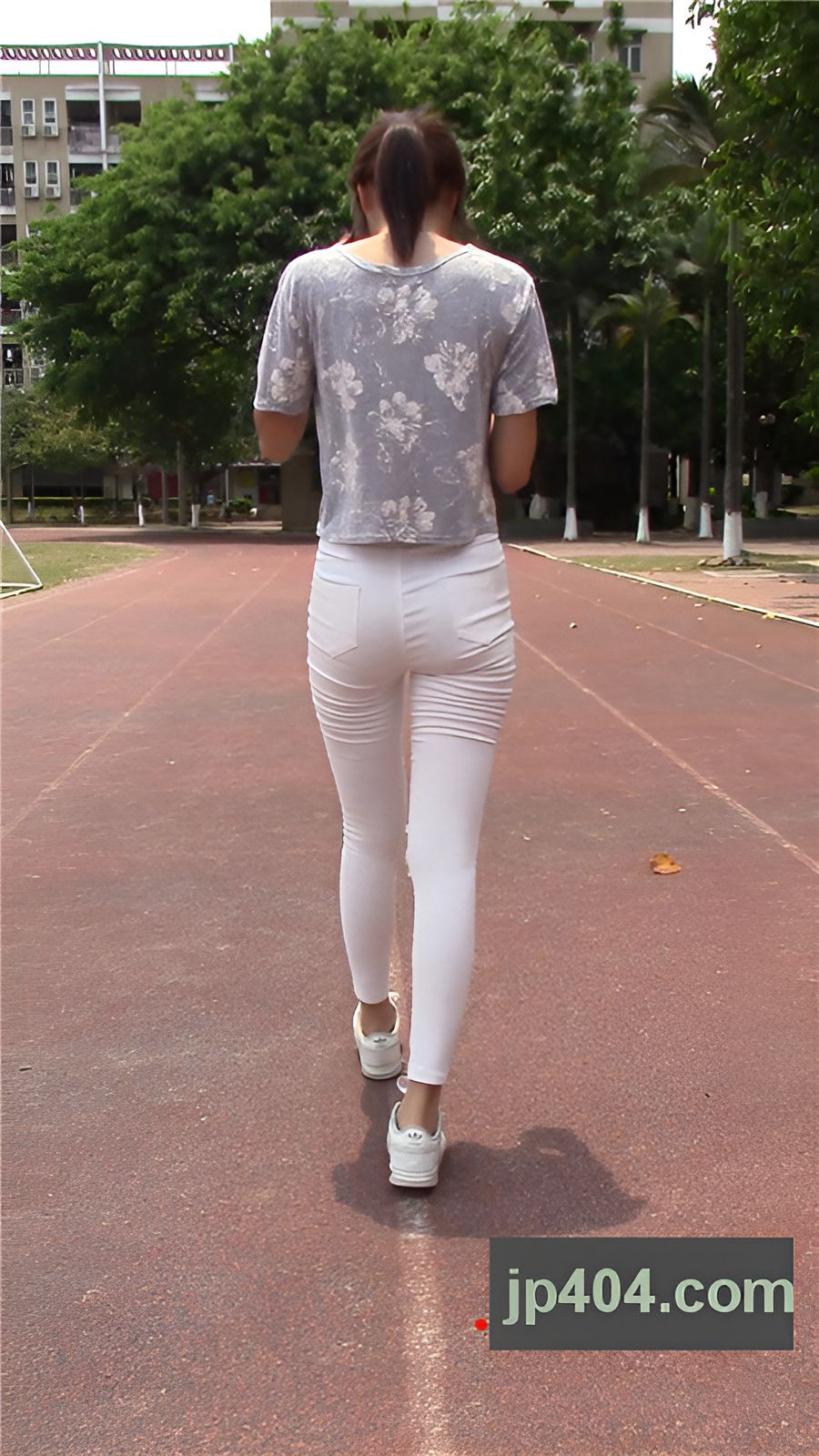 模拍漂亮的清纯白裤美女[1.07G/MP4]