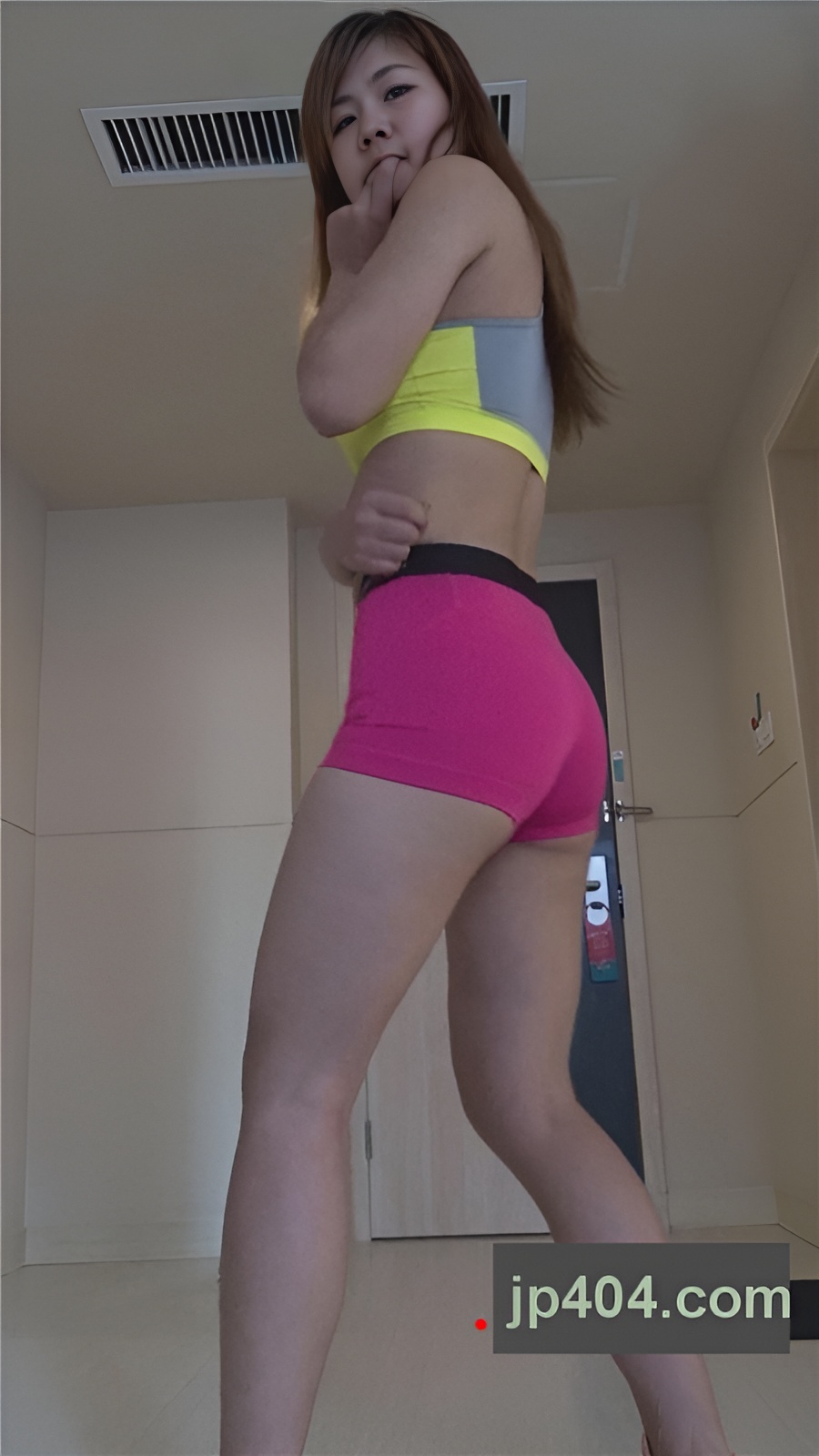 模拍漂亮的粉色紧身短裤美女（二）[559M/MP4]