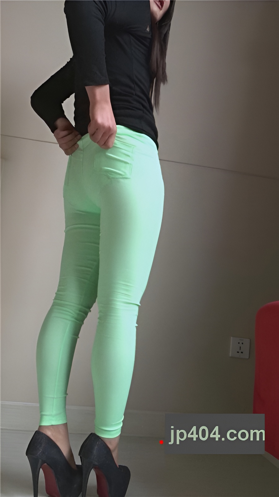 模拍漂亮的绿色紧身裤诱惑美女[1.72G/MP4]
