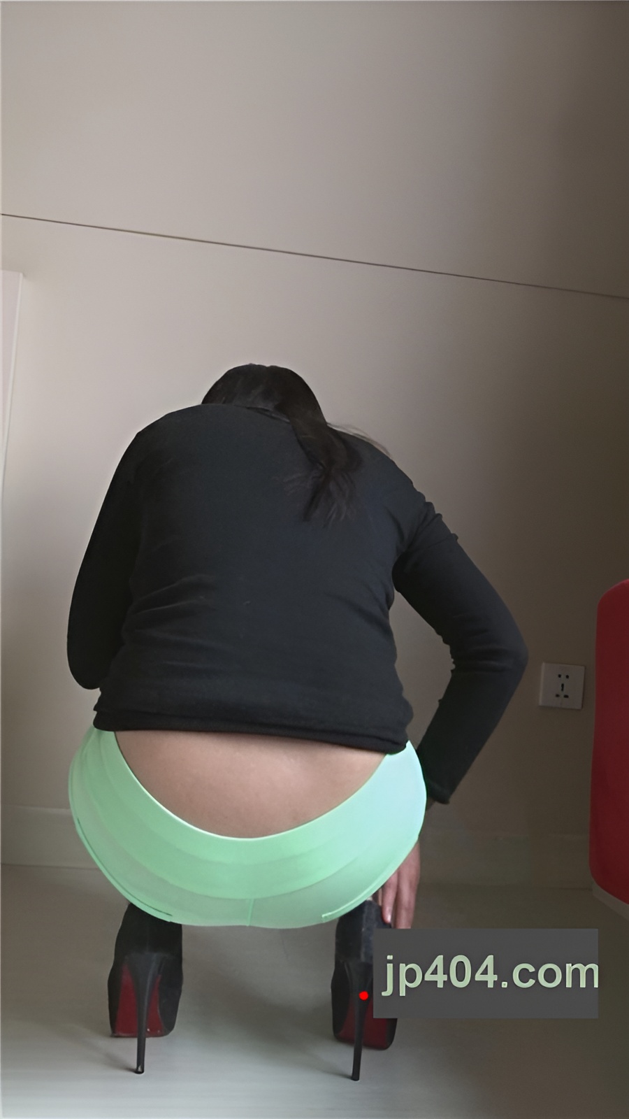 模拍漂亮的绿色紧身裤诱惑美女[1.72G/MP4]