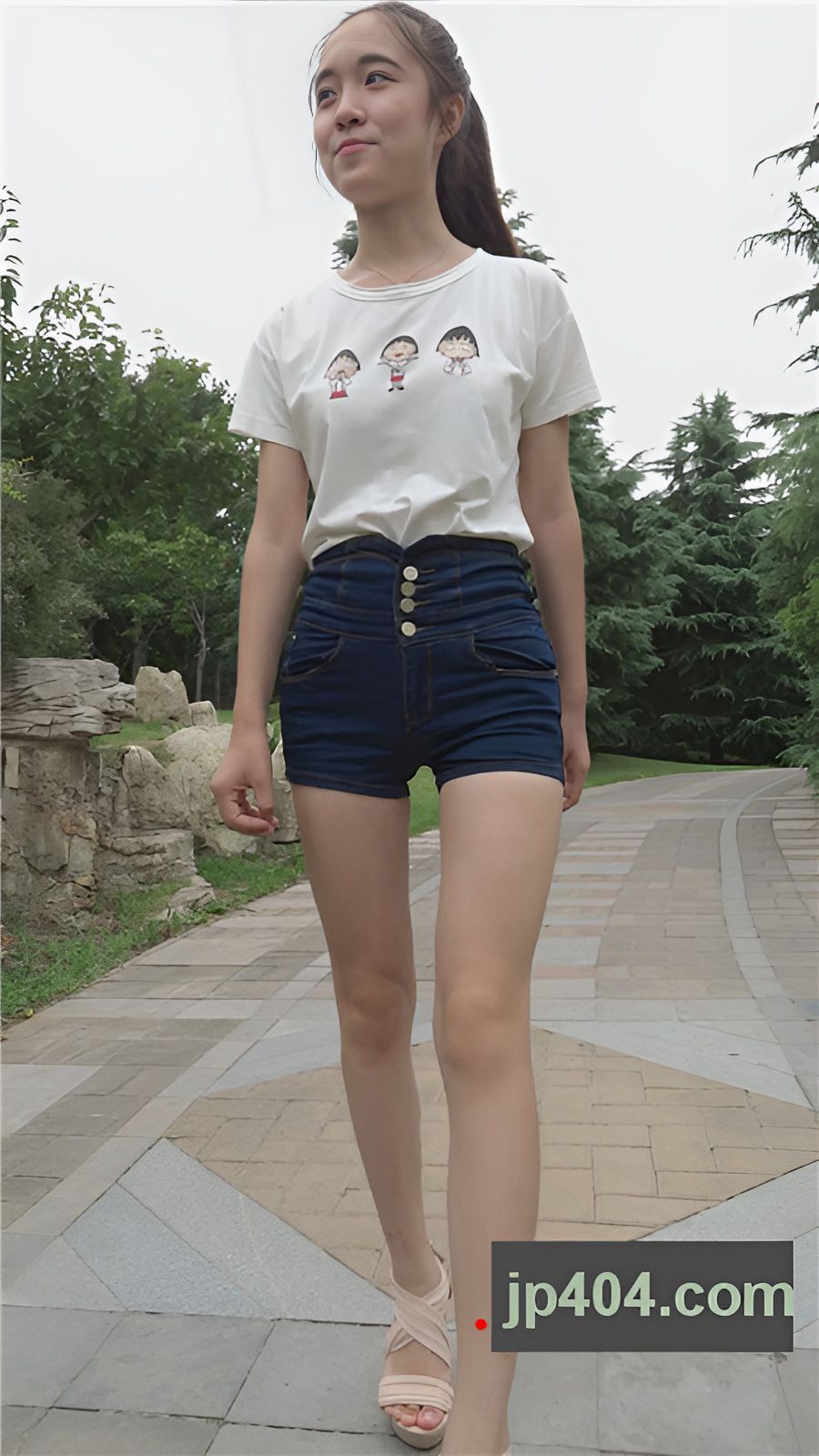 模拍紧身蓝色牛仔热裤美女[3.39G/MP4]