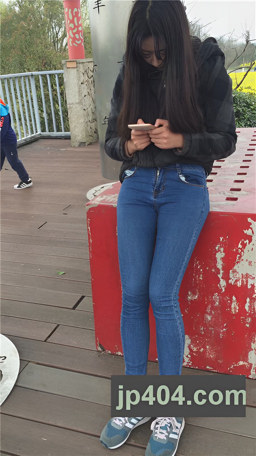 漂亮牛仔裤小姐姐[498M/MP4]