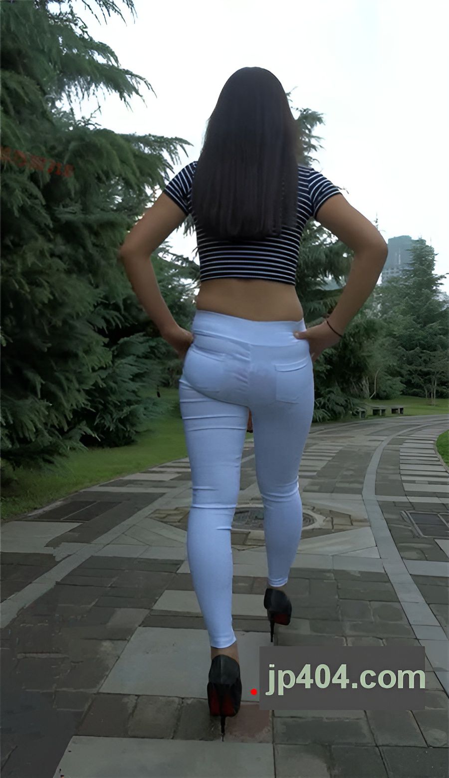 模拍微透白裤露腰美女[1G/MP4]