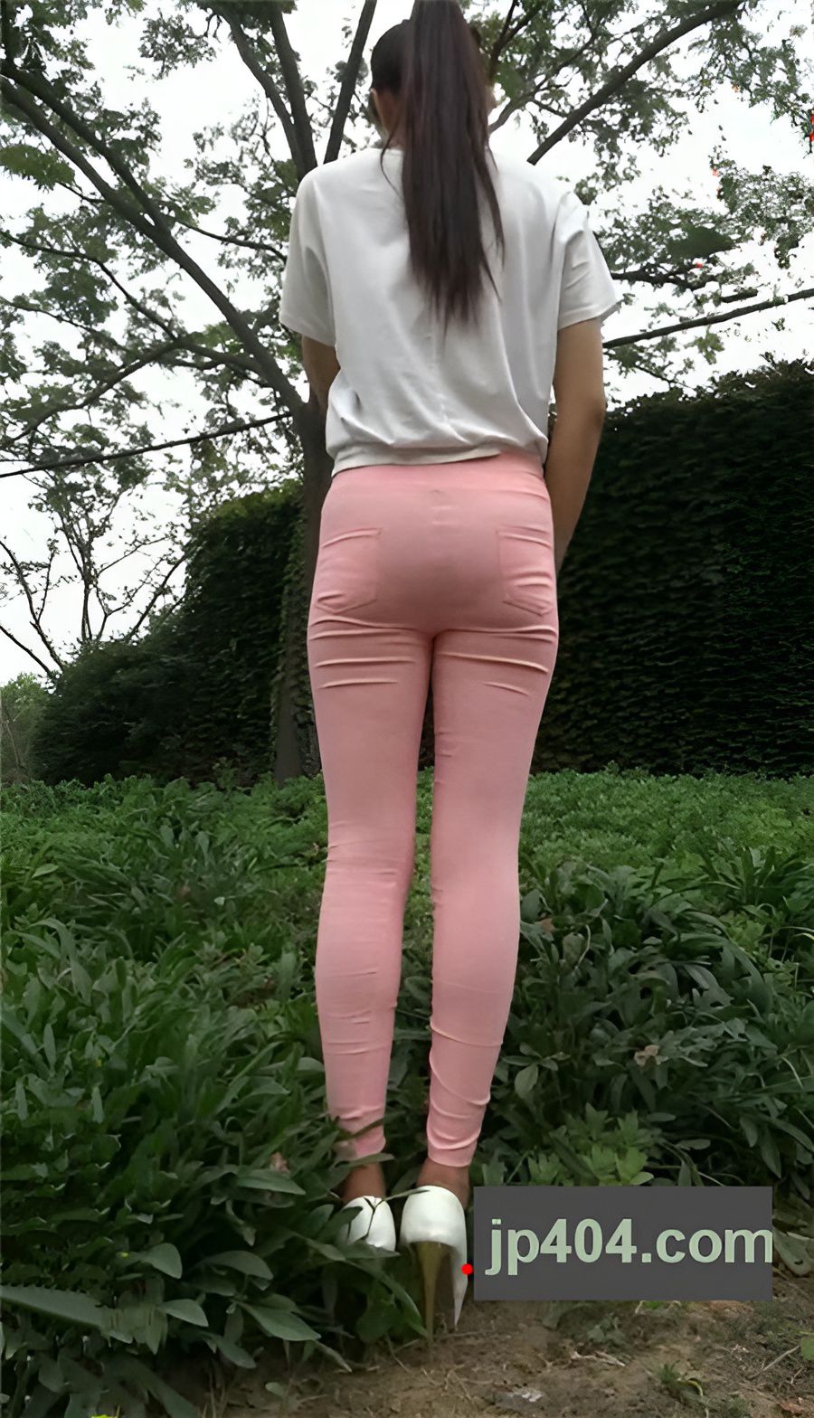 模拍粉裤紧身美眉[982M/MP4]