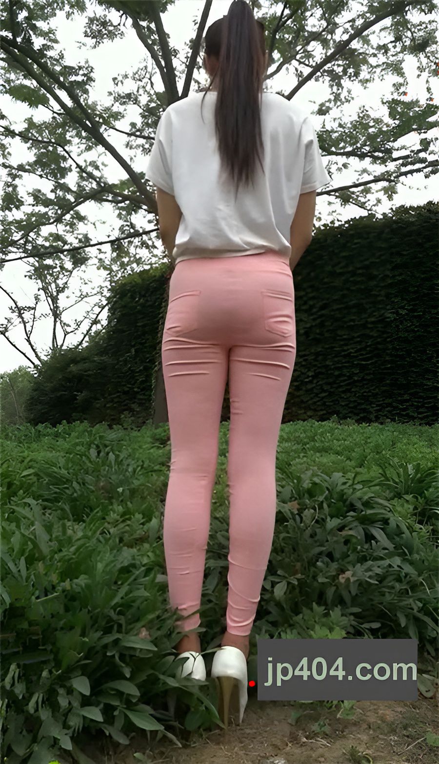 模拍粉裤紧身美眉[982M/MP4]