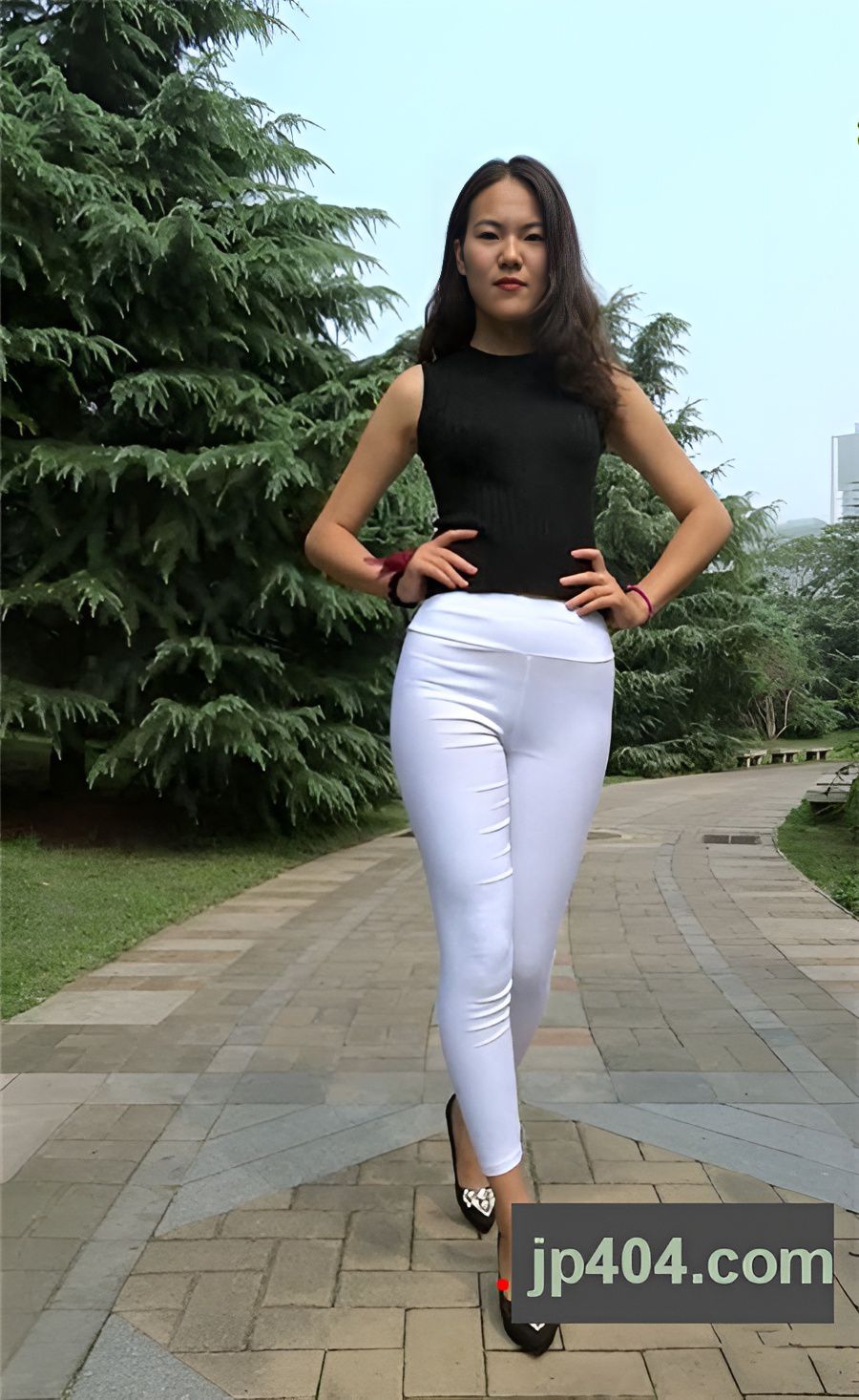 模拍紧身白裤美眉[1.64G/MP4]