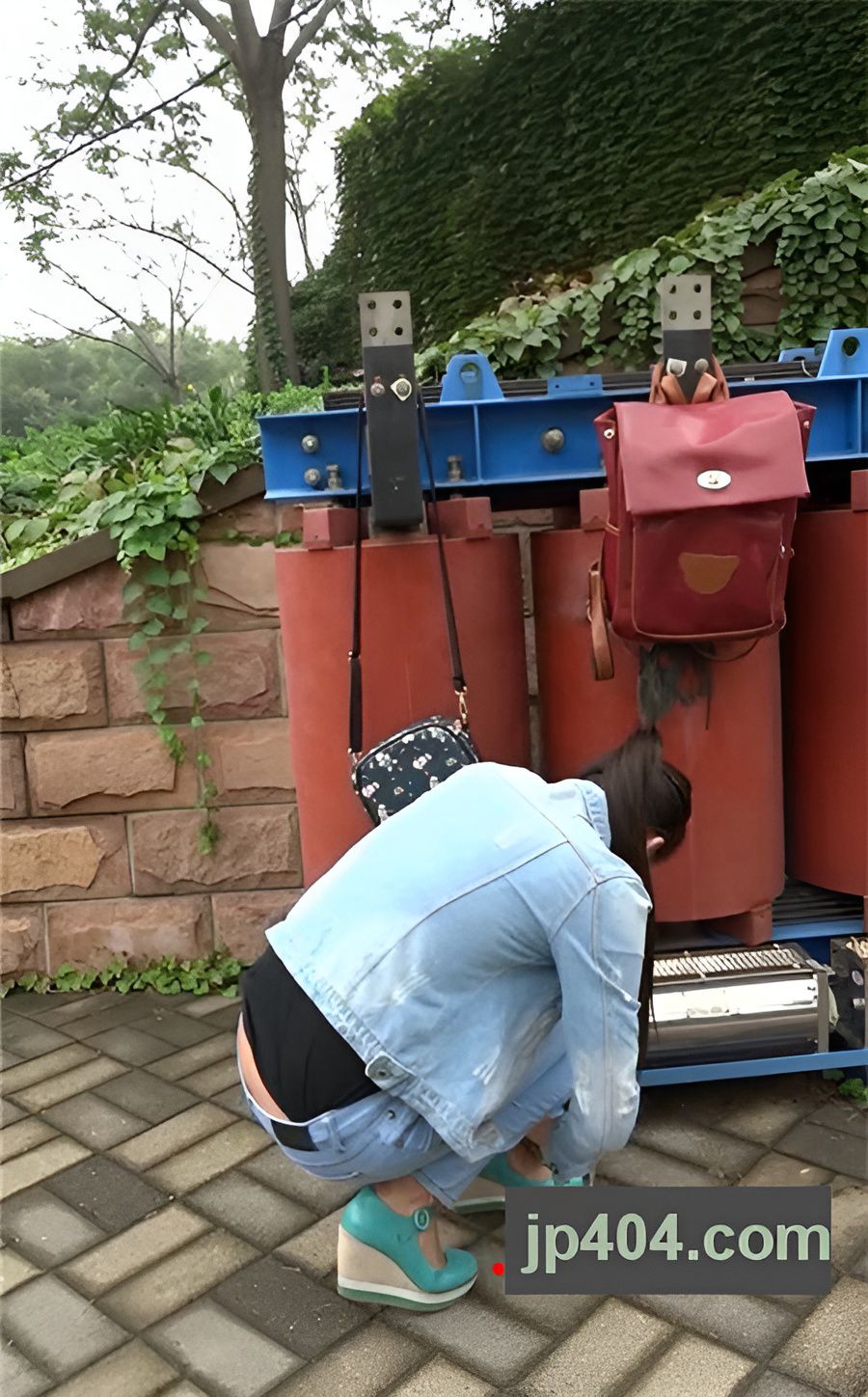 模拍牛仔装美眉[1023M/MP4]