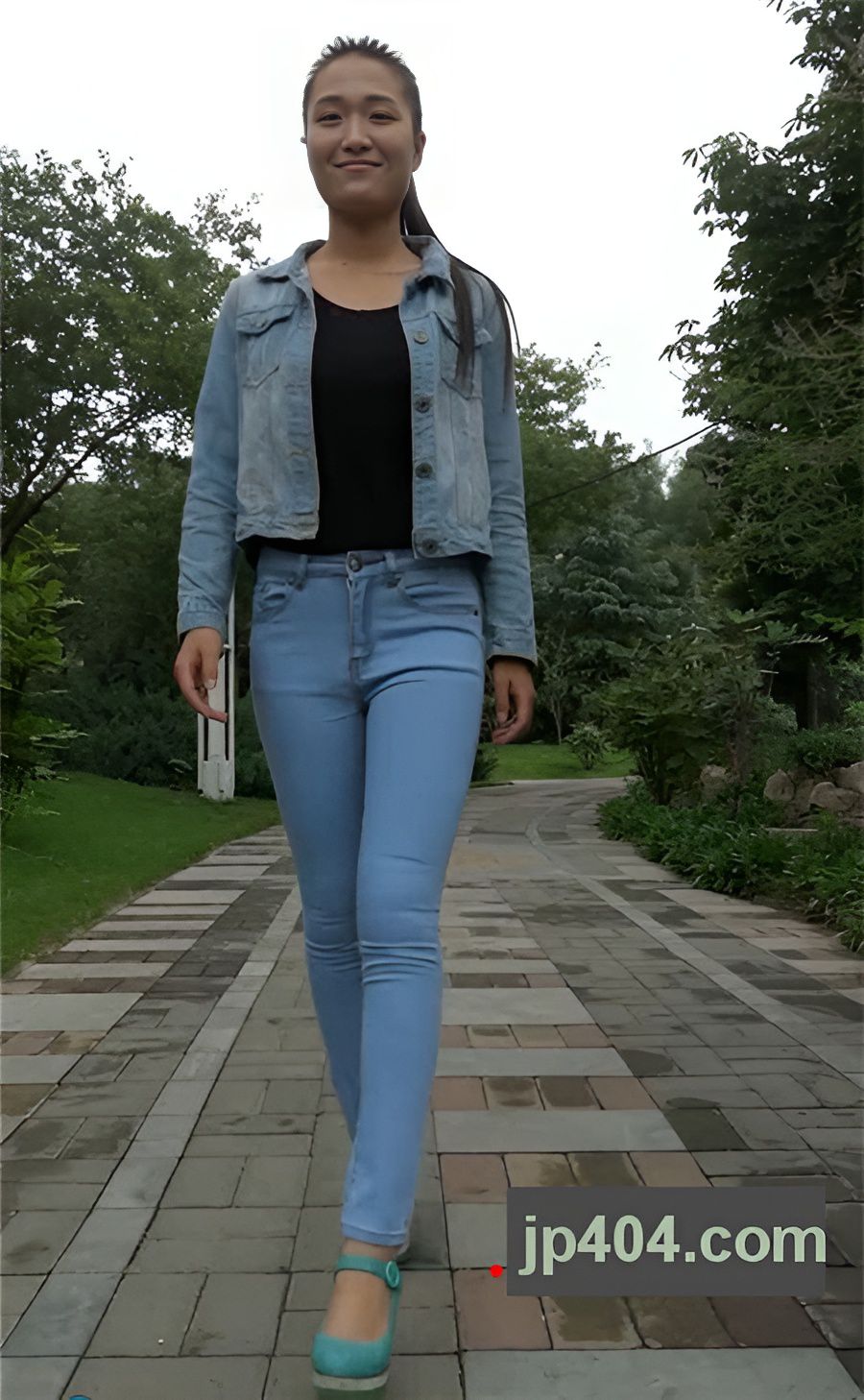 模拍牛仔装美眉[1023M/MP4]