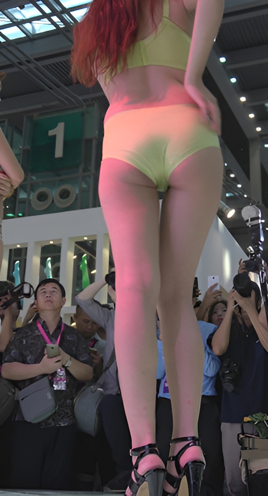 漂亮的模特小姐姐[807M/MP4]