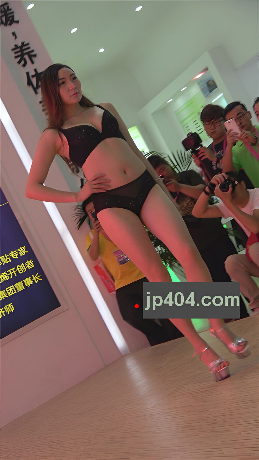 黑色内衣模特美女[585M/MP4]