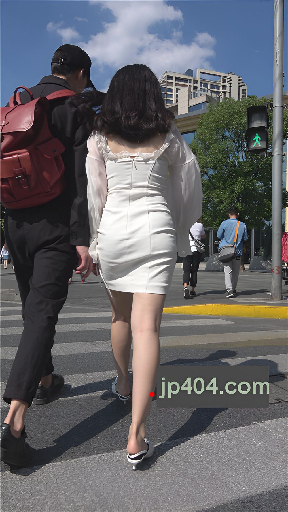 白色连体包臀裙美女[2.17G/MP4]