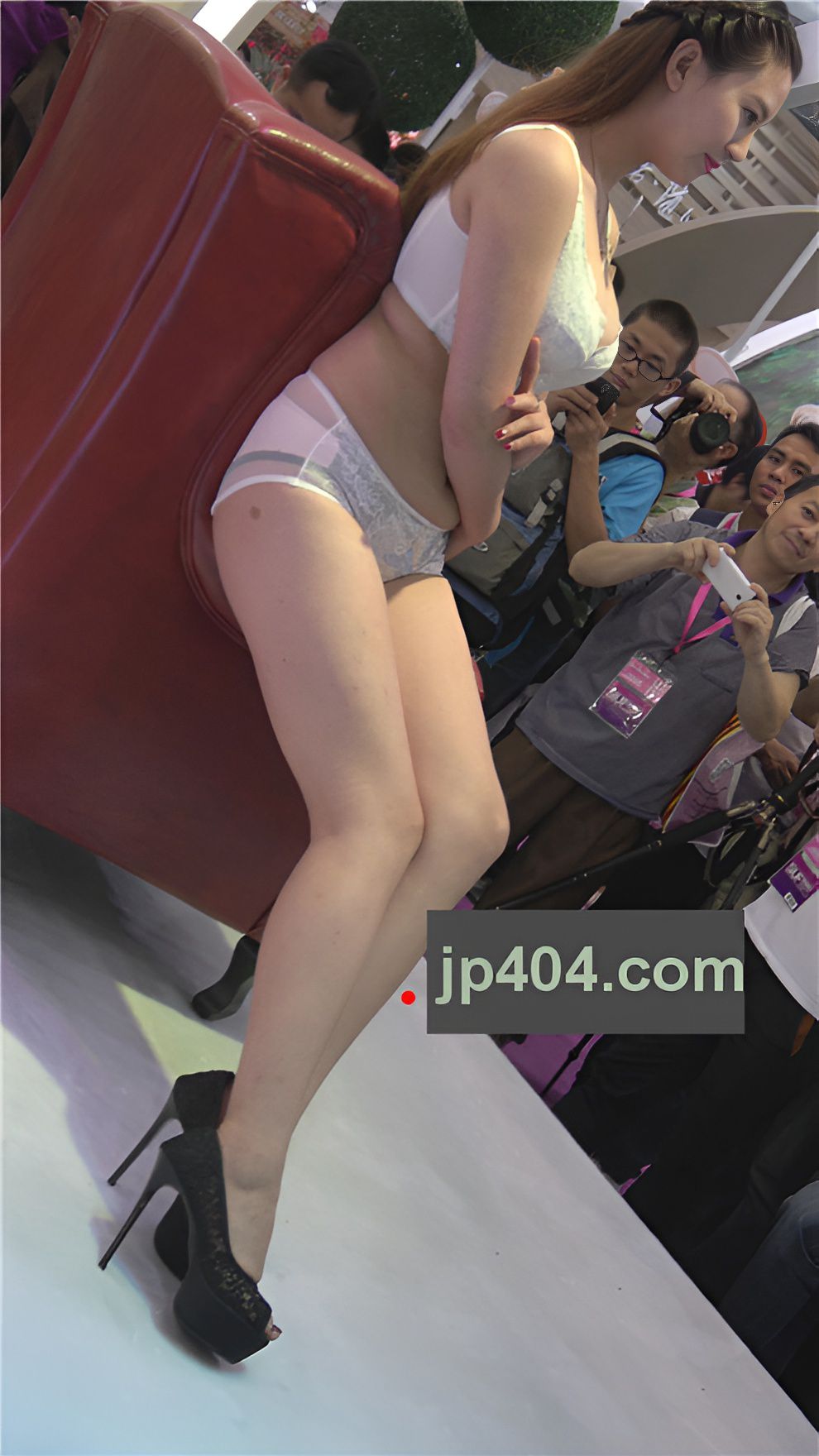 漂亮的内衣展会小姐姐[659M/MP4]