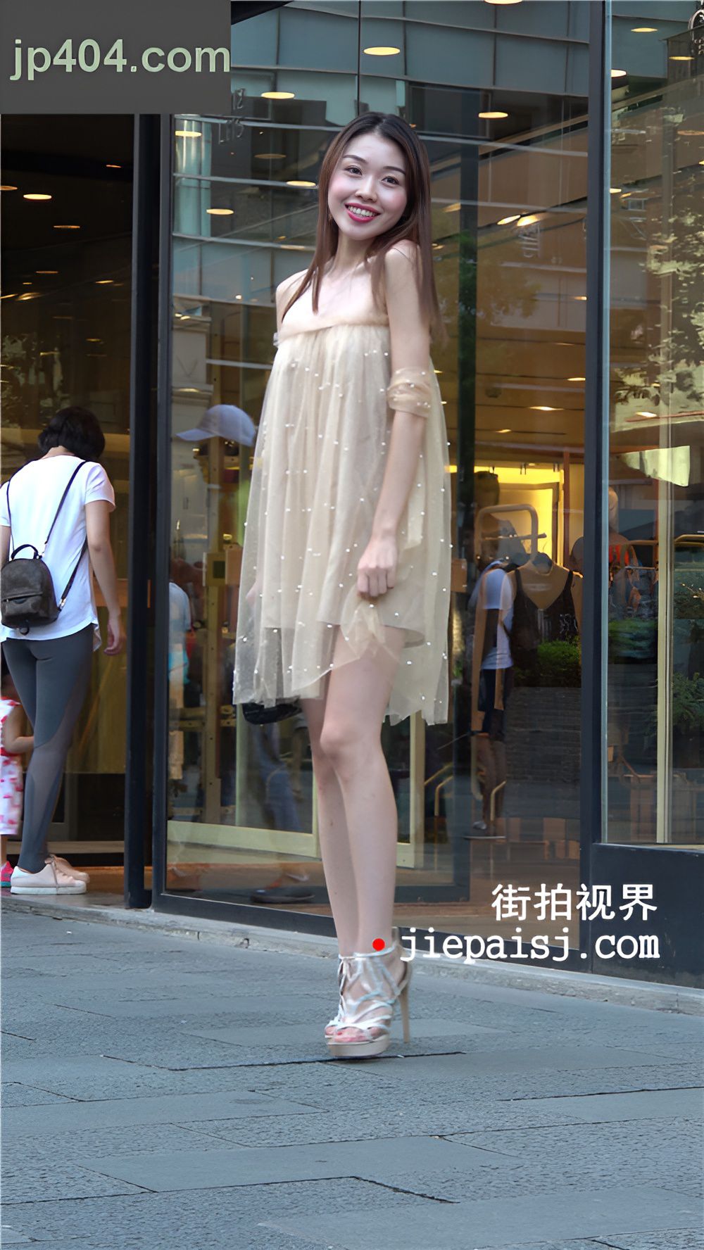 苗条的一字抹胸装妹子[2.07G/MP4]