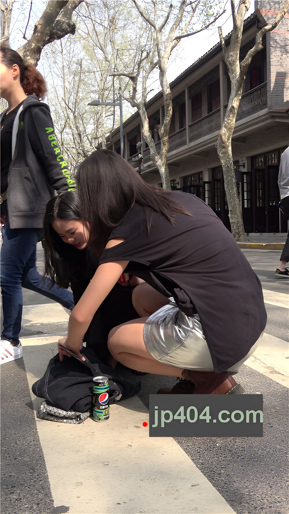 漂亮的银色皮裙美女[1.81G/MP4]