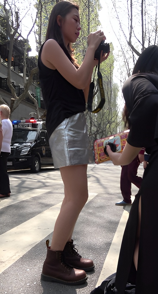 漂亮的银色皮裙美女[1.81G/MP4]