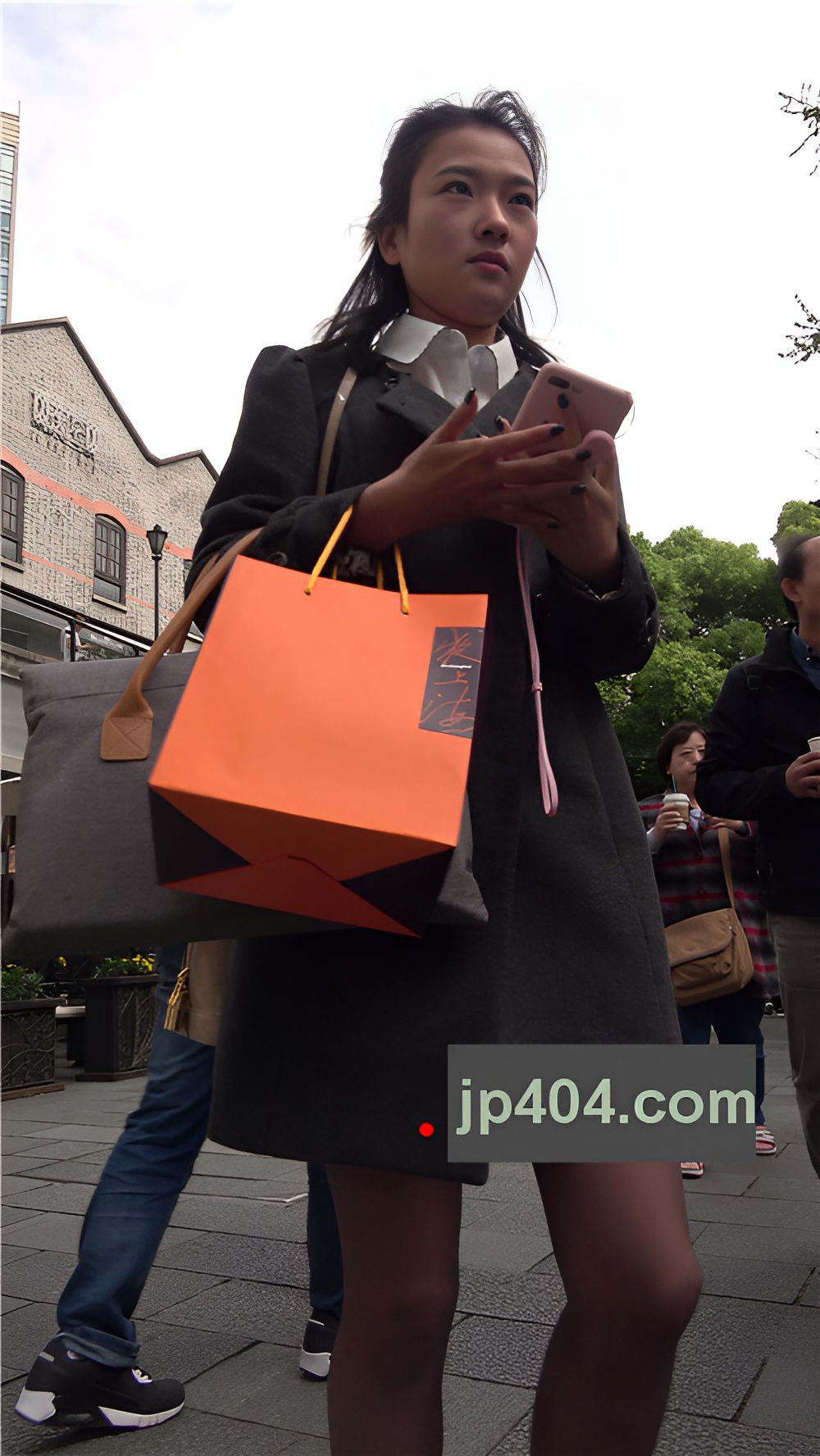 玩手机的黑丝妹子[1.31G/MP4]