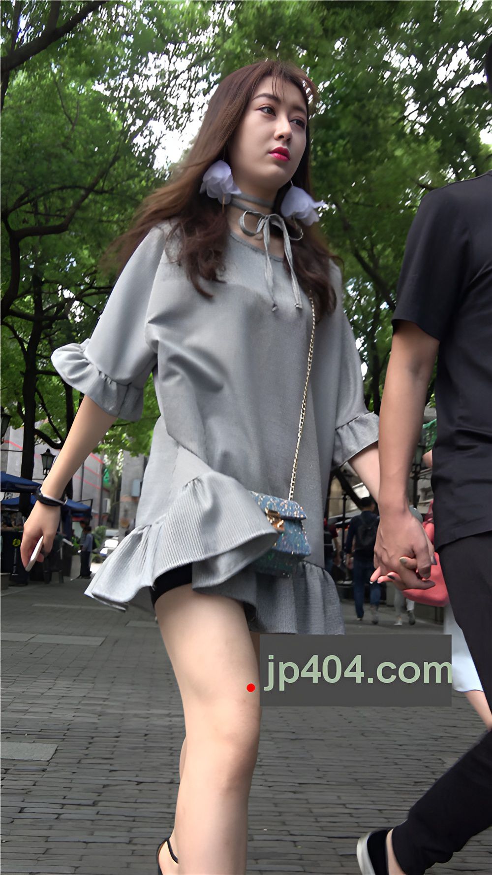 漂亮的连体裙美女[780M/MP4]