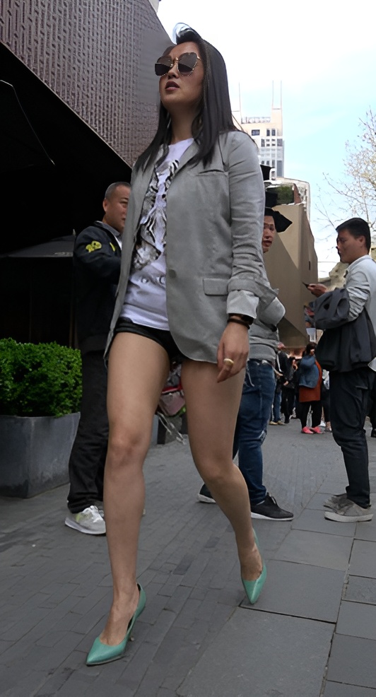 漂亮的丰腴小姐姐[1.22G/MP4]