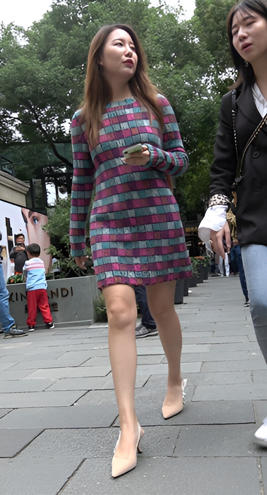 连体裙美女[1.68G/MP4]