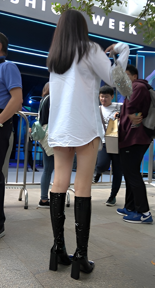 黑色高靴气质小姐姐[1.61G/MP4]