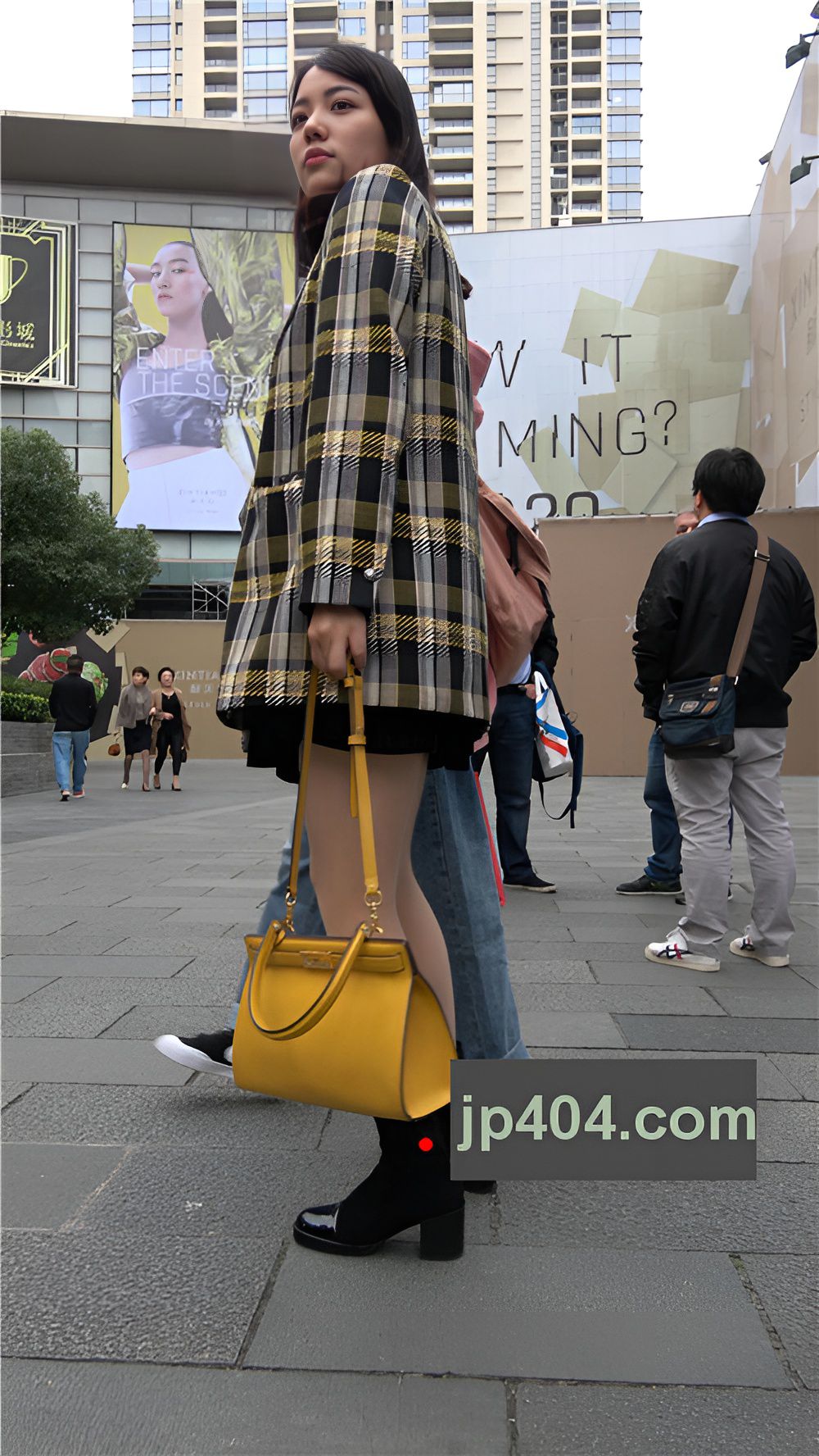 拍照的漂亮小姐姐[1.93G/MP4]