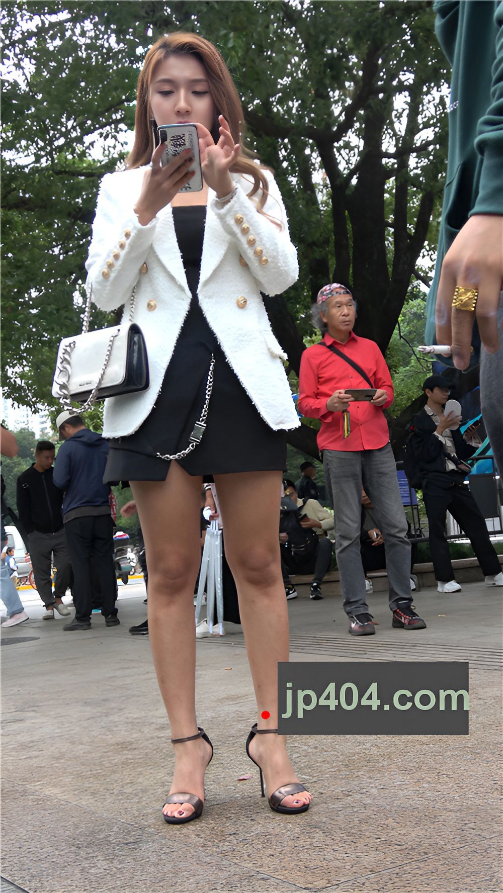 玩手机的小姐姐[1.69G/MP4]