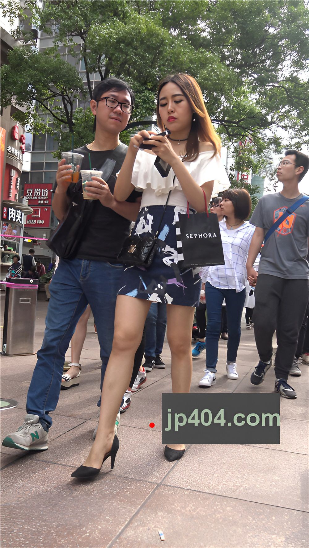 补妆的漂亮小姐姐[1.56G/MP4]