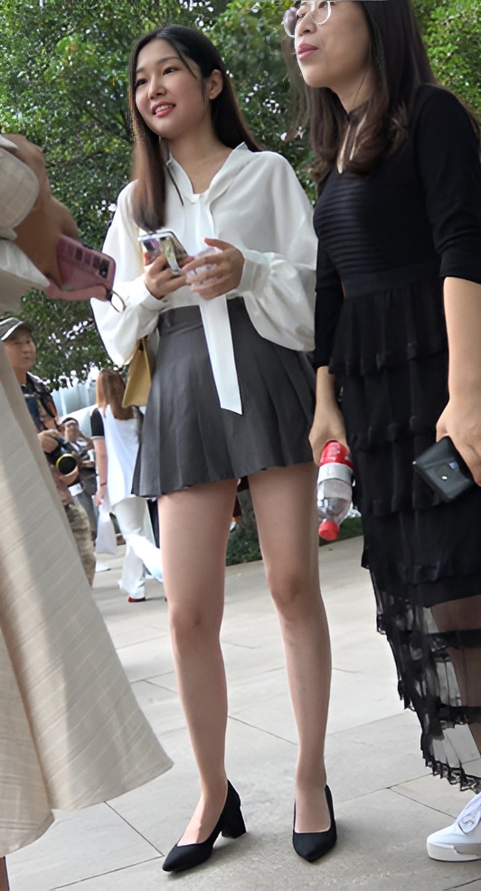 黑色百褶裙小姐姐[1.99G/MP4]