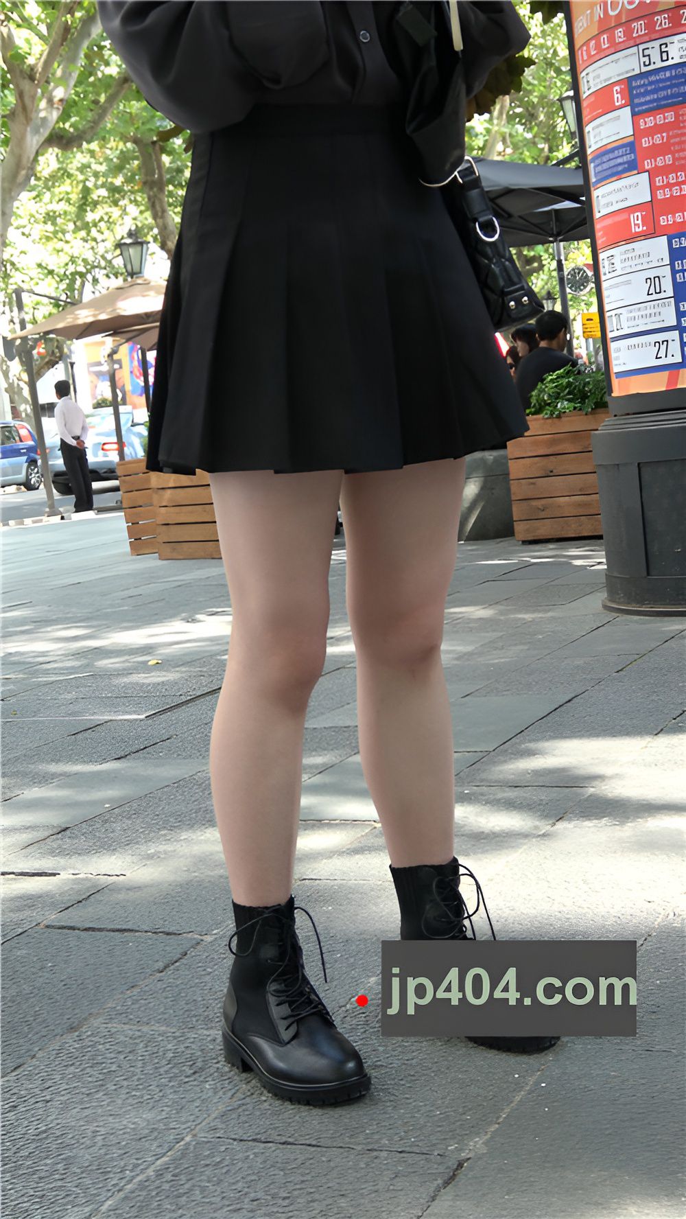 玩手机的黑裙妹子[1.25G/MP4]