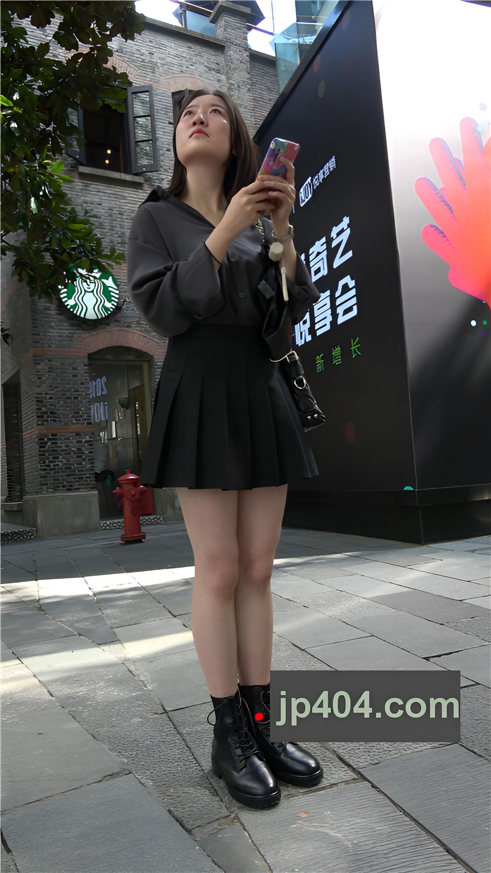 玩手机的黑裙妹子[1.25G/MP4]