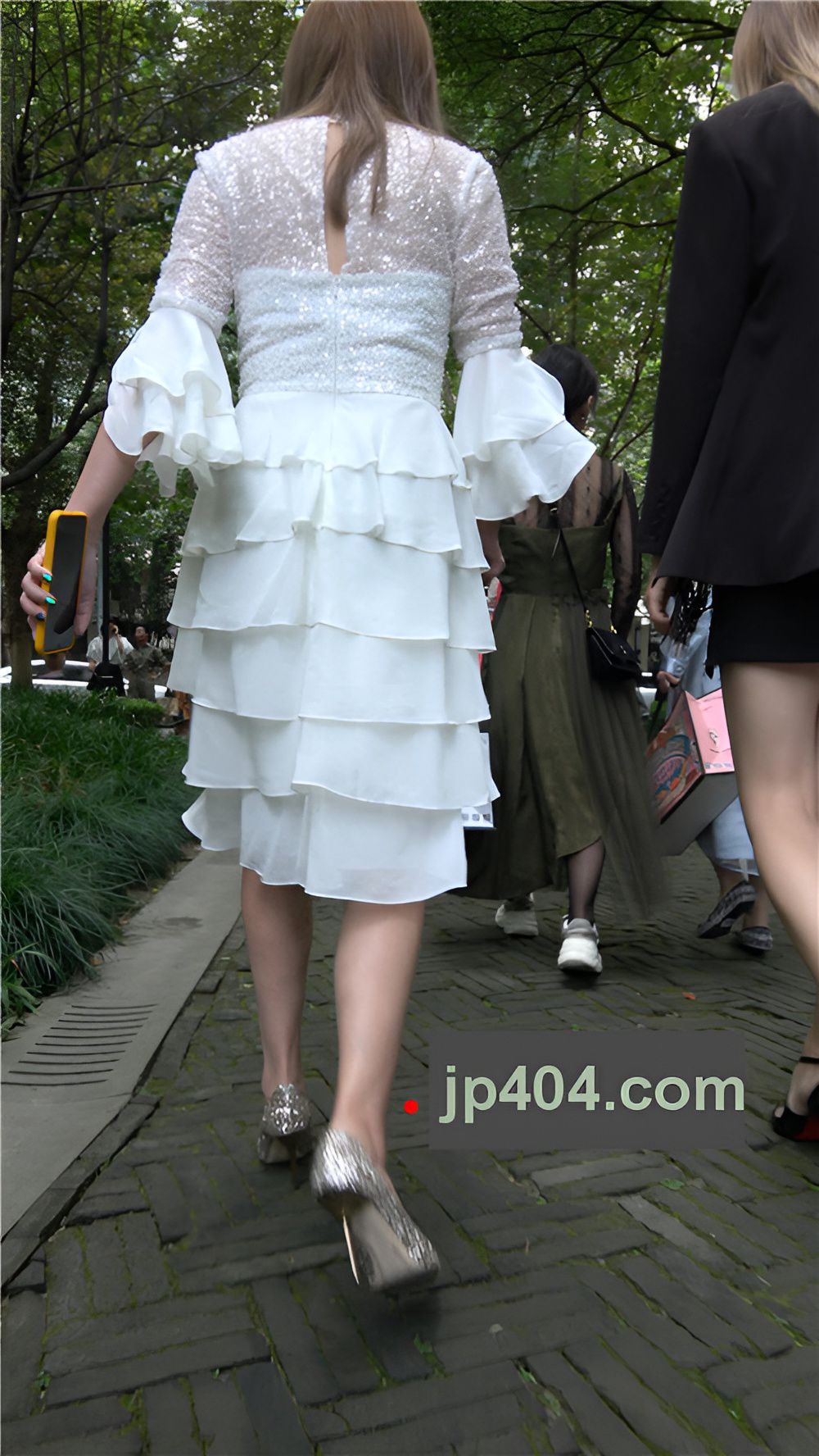 漂亮的白色连体裙小姐姐[990M/MP4]