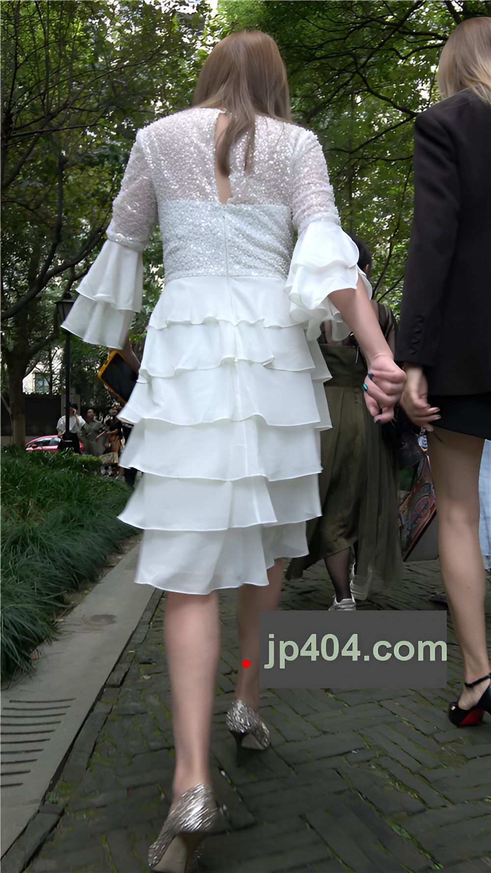 漂亮的白色连体裙小姐姐[990M/MP4]