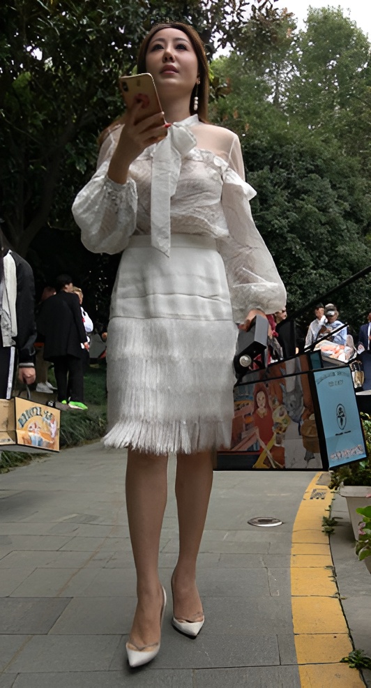 一直玩手机的小姐姐[896M/MP4]