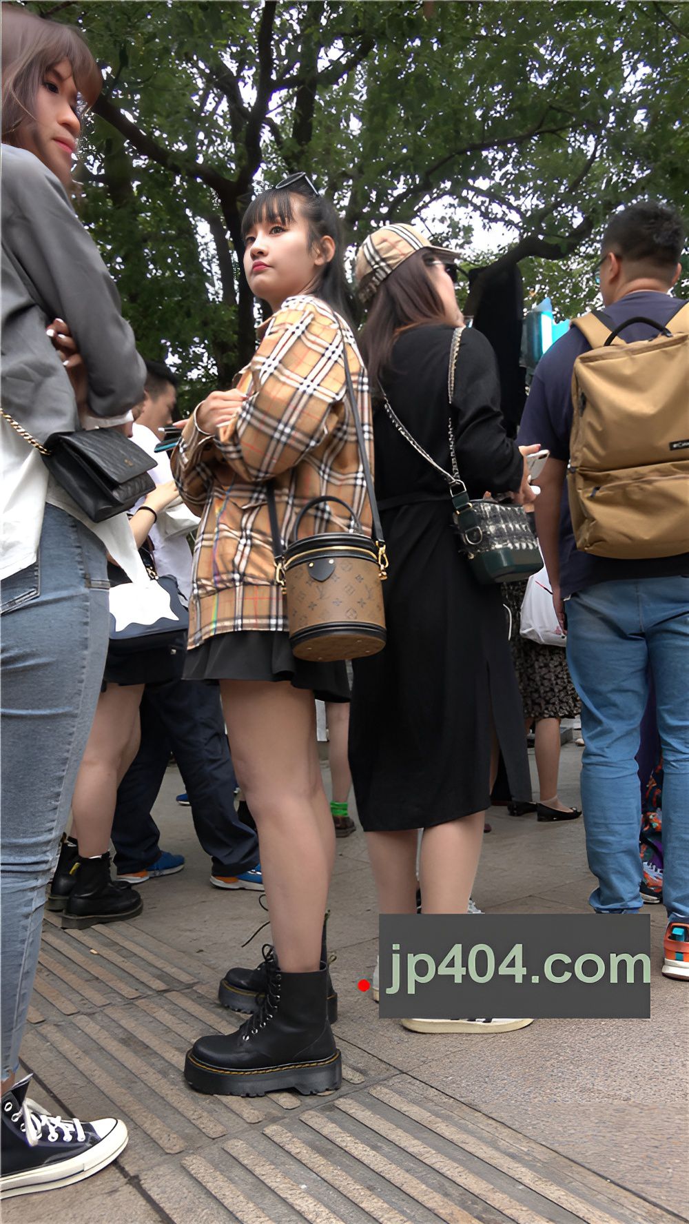 黑色短裙妹子[1.24G/MP4]