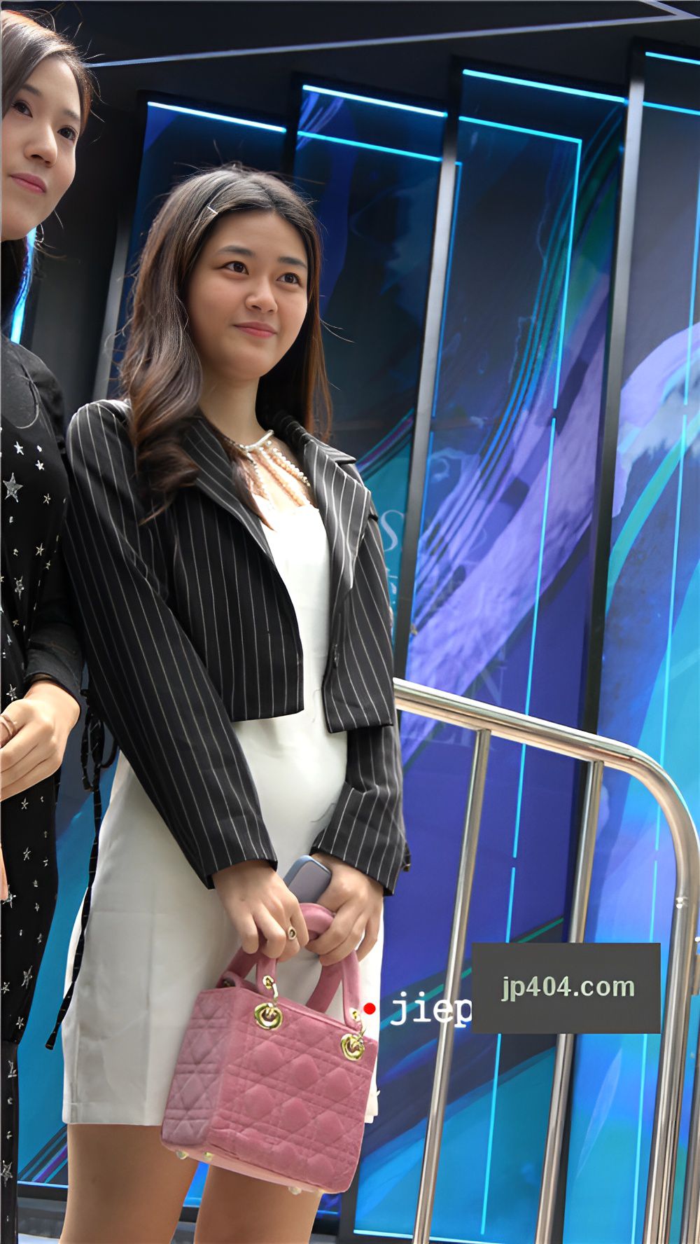 漂亮的白裙小姐姐[1.52G/MP4]