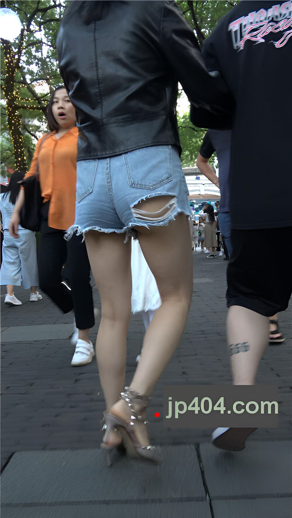 黑色皮衣牛仔热裤妹子[2.14G/MP4]