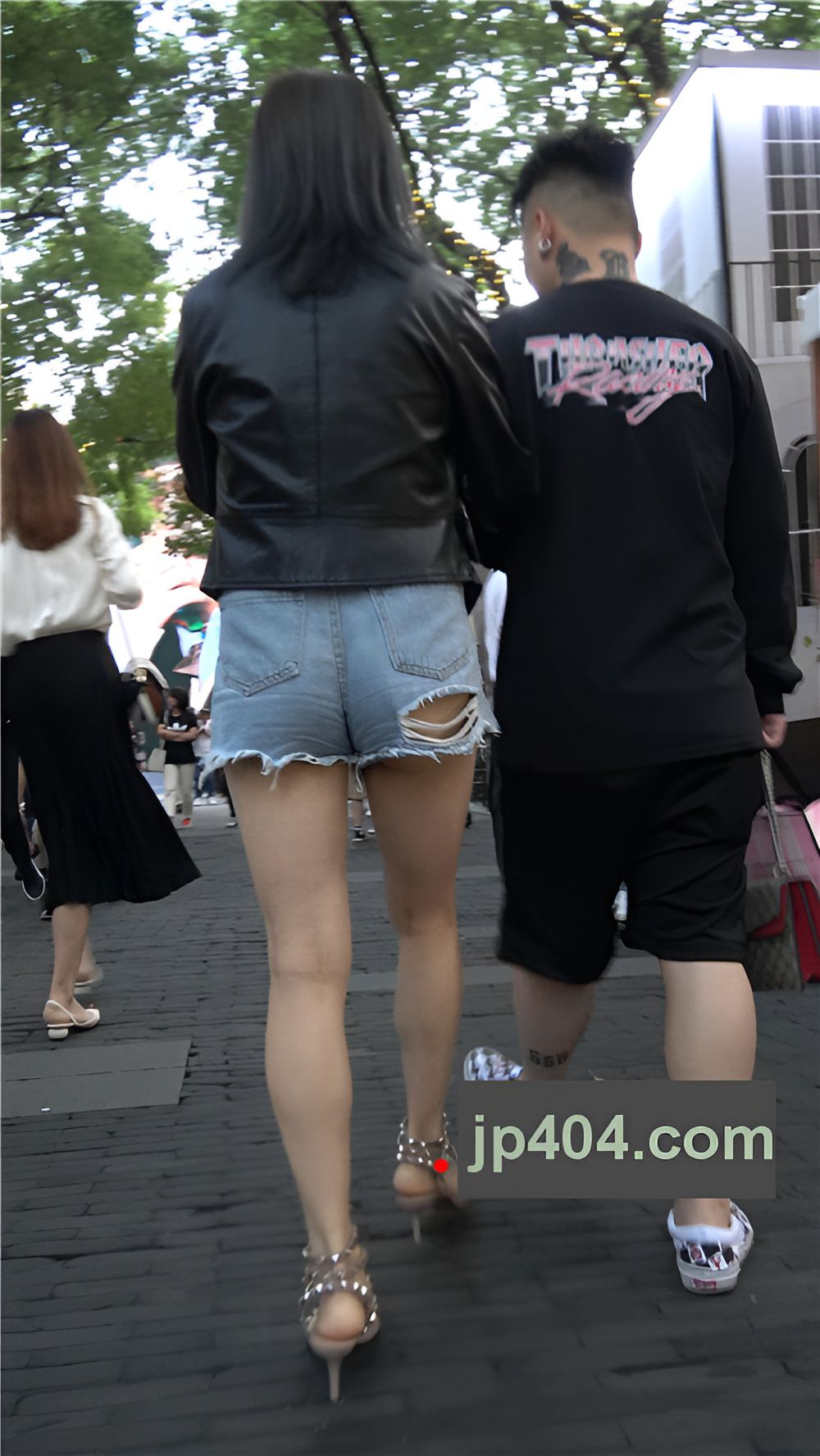 黑色皮衣牛仔热裤妹子[2.14G/MP4]