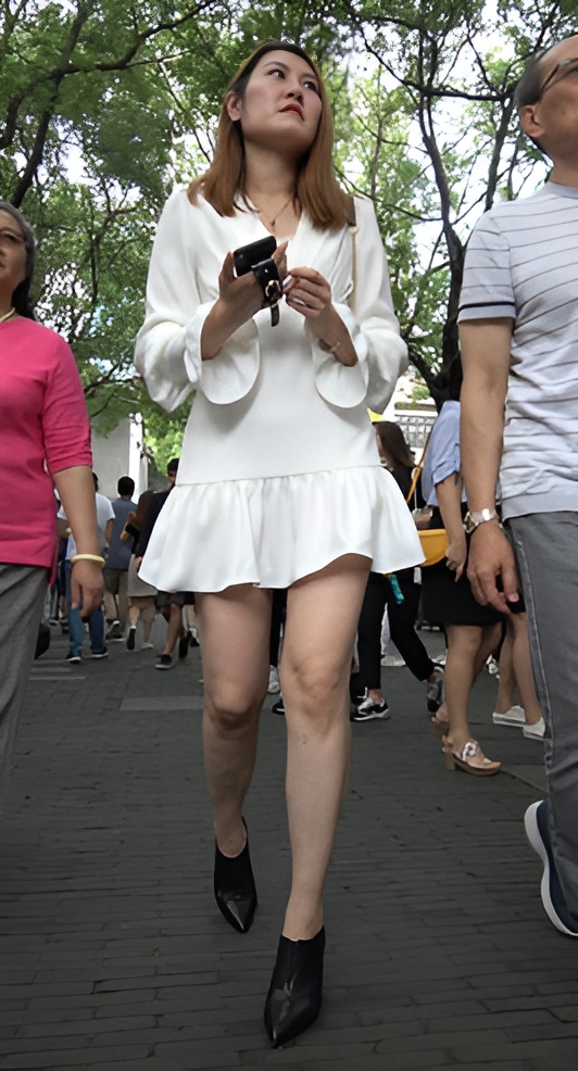 白色连体裙妹子[969M/MP4]