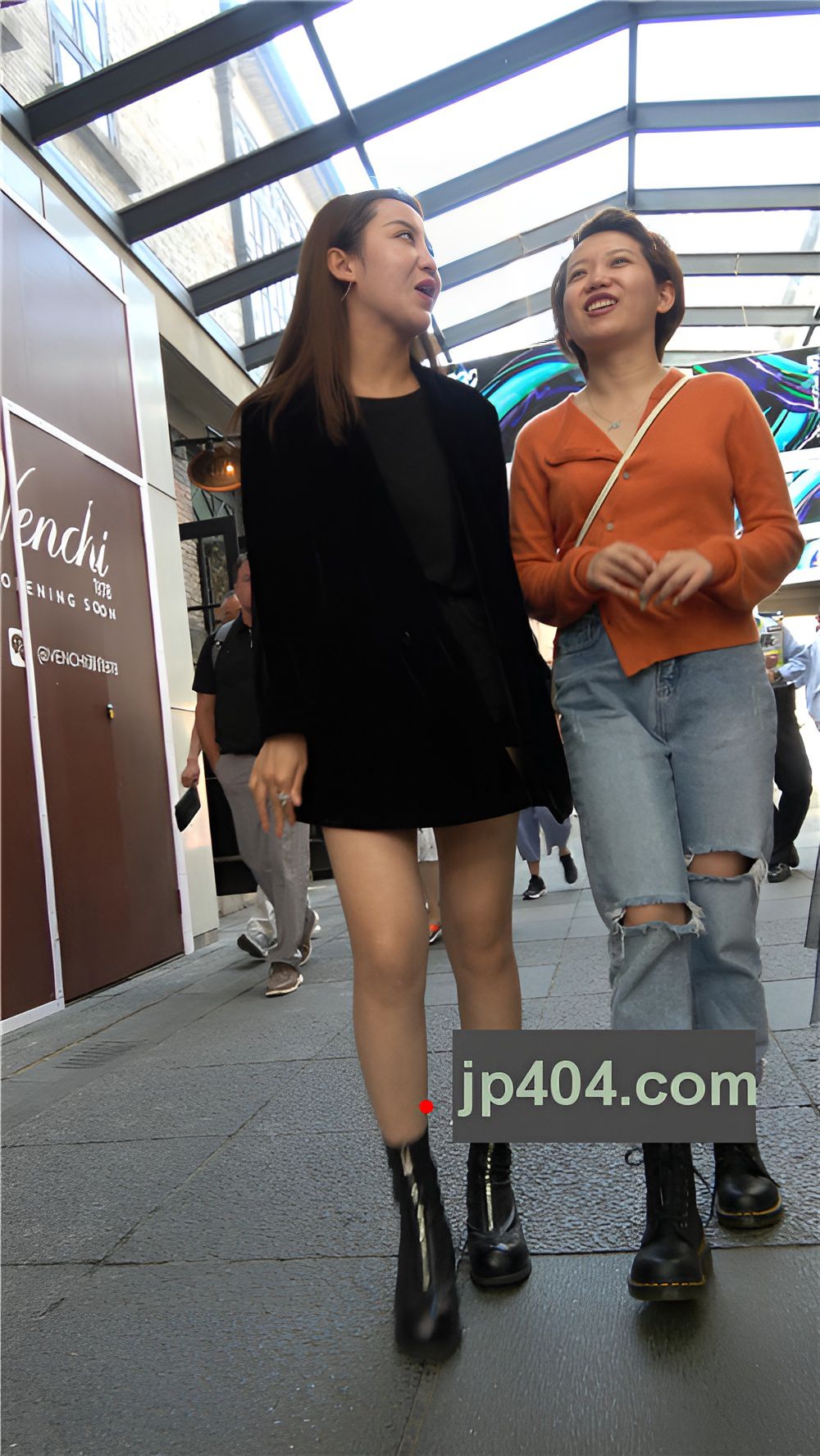 和闺蜜逛街的黑衣小妹[2.24G/MP4]