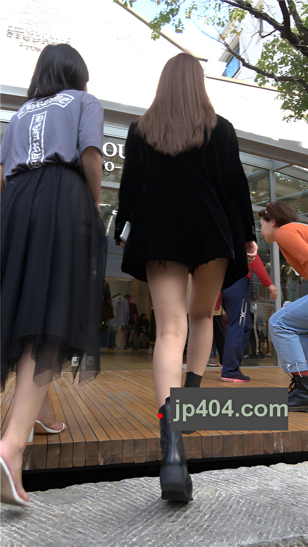 和闺蜜逛街的黑衣小妹[2.24G/MP4]