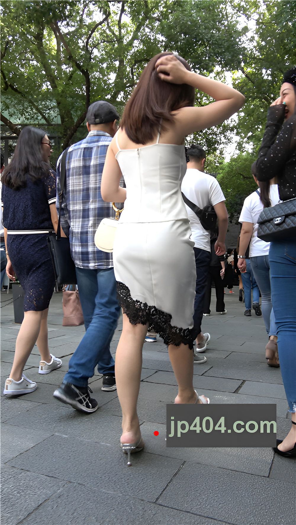 白色吊带包臀裙美女[1.08G/MP4]